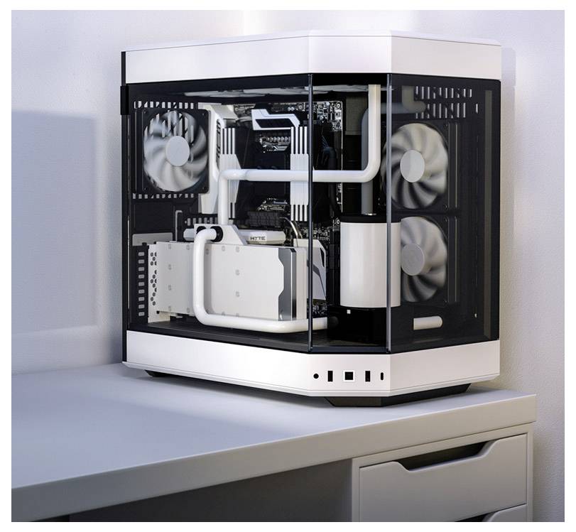 Een moderne desktopcomputer met een transparante zijwand, die een gedetailleerde weergave van de interne componenten laat zien, staat op een bureau.