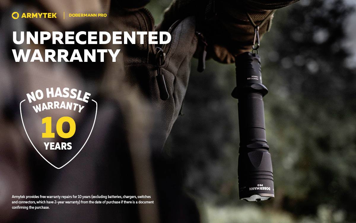 'ARMYTEK Dobrmann Pro' zaklamp in de hand. Tekst: 'Ongekende garantie', 'Probleemloze garantie van 10 jaar'.