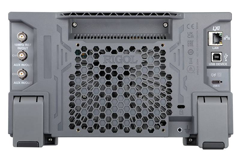 Achterkant van een elektronisch apparaat met ventilatierooster, aansluitingen voor '10MHz REF IN/OUT', 'AUX IN/OUT', LAN en USB. Merklogo in het midden.