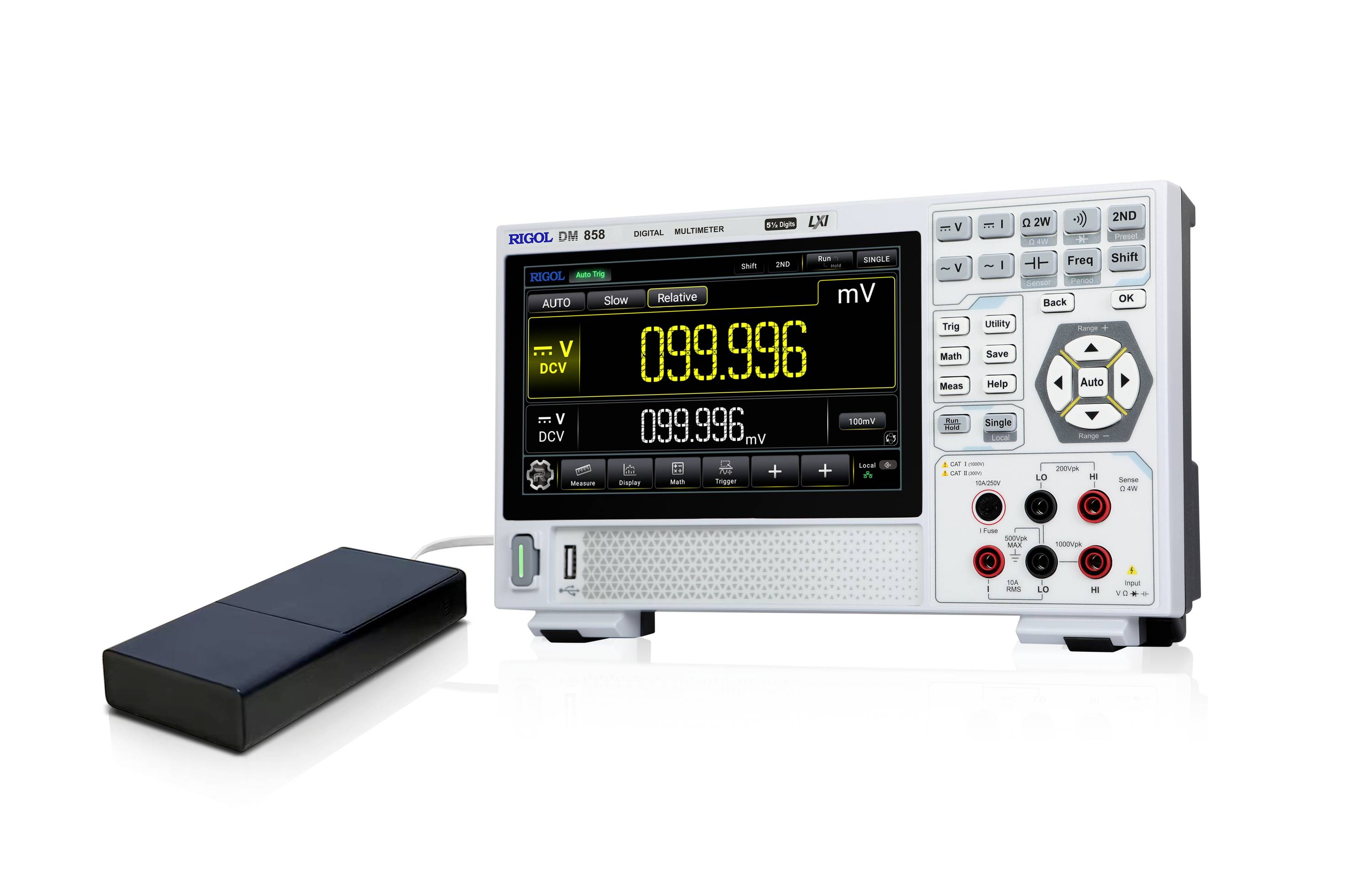 Een digitaal multimeter met display toont 99,996 mV aan. Knoppen en aansluitingen voor elektrische metingen zijn zichtbaar.