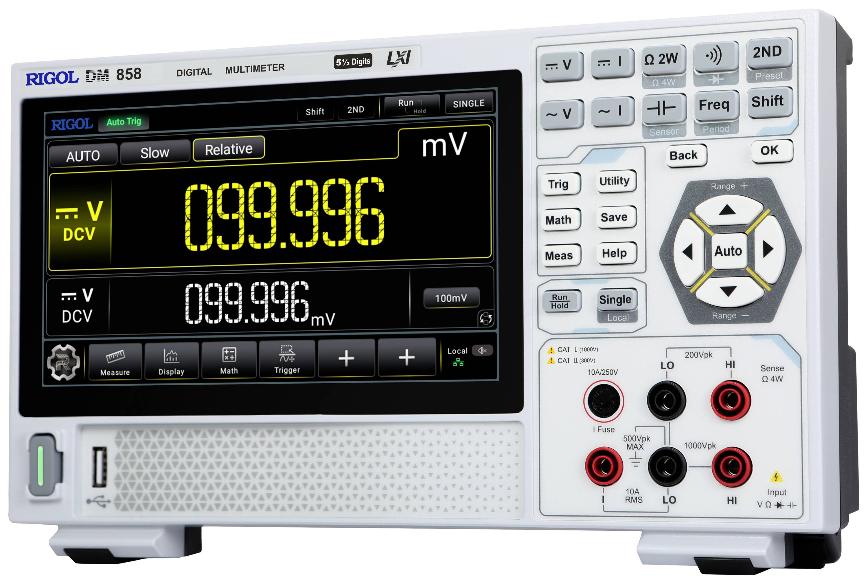 Een digitale multimeter op een tafel toont 99,996 millivolt op het display. Het heeft knoppen en aansluitingen voor metingen.