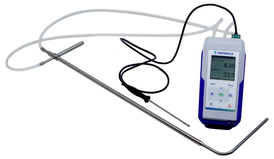 Een temperatuurmeetapparaat met een digitaal display dat twee aflezingen toont: '6.30' en '22.5'. Het bevat metalen sondes en verbindingssnoeren.