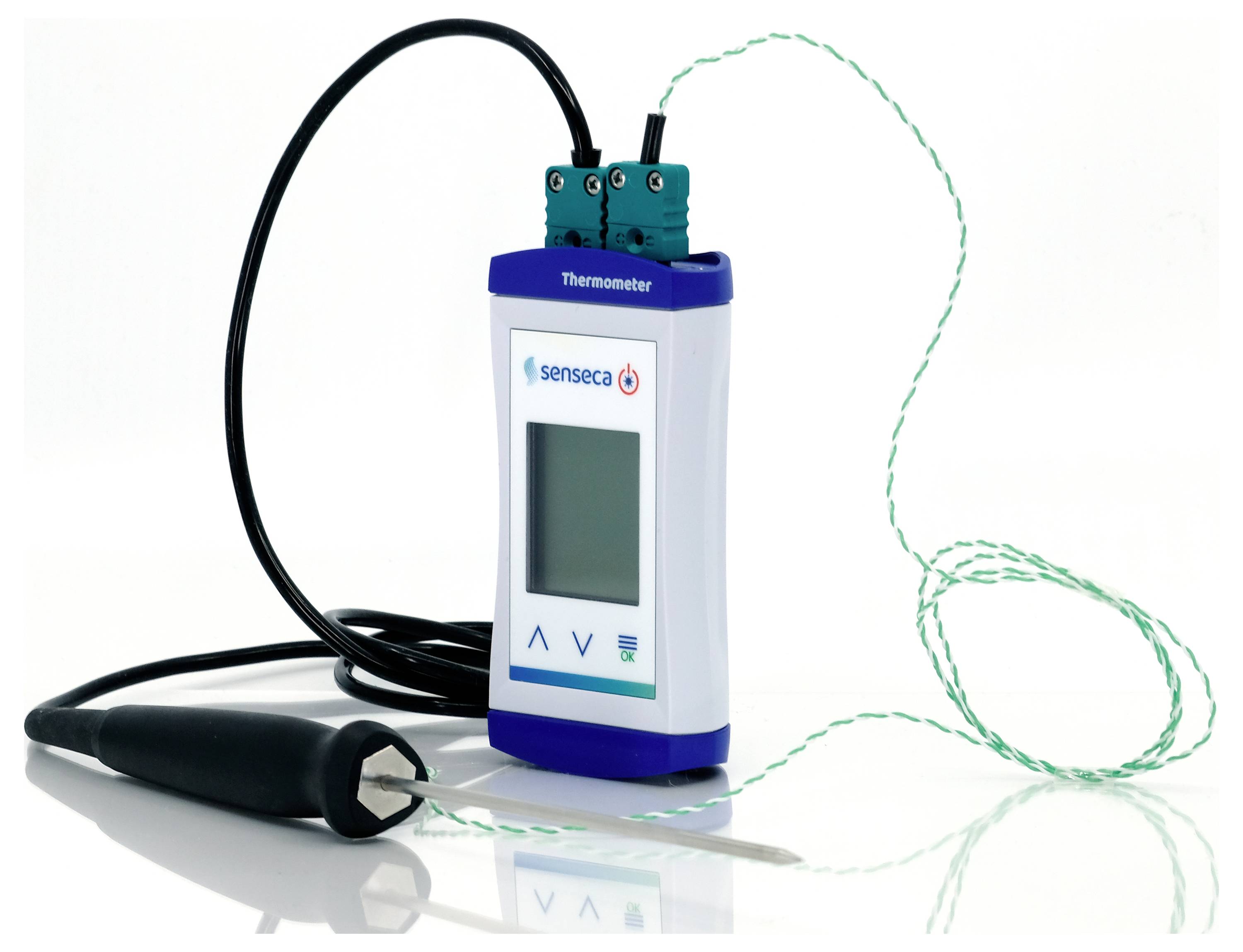 Digitale thermometer met temperatuurdisplay en sonde aangesloten, gemerkt als 'Senseca Thermometer.'