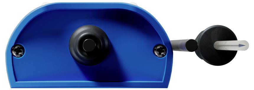 Een blauwe handmatige puntenslijper met een krukje is afgebeeld, wat wijst op een traditionele, hands-on methode voor het slijpen van potloden.