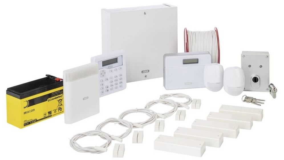 Alarminstallatieset met centrale eenheid, toetsenbord, bewegingsdetectoren, kabels, contacten, accu en sleutels. Compacte beveiligingsoplossing.