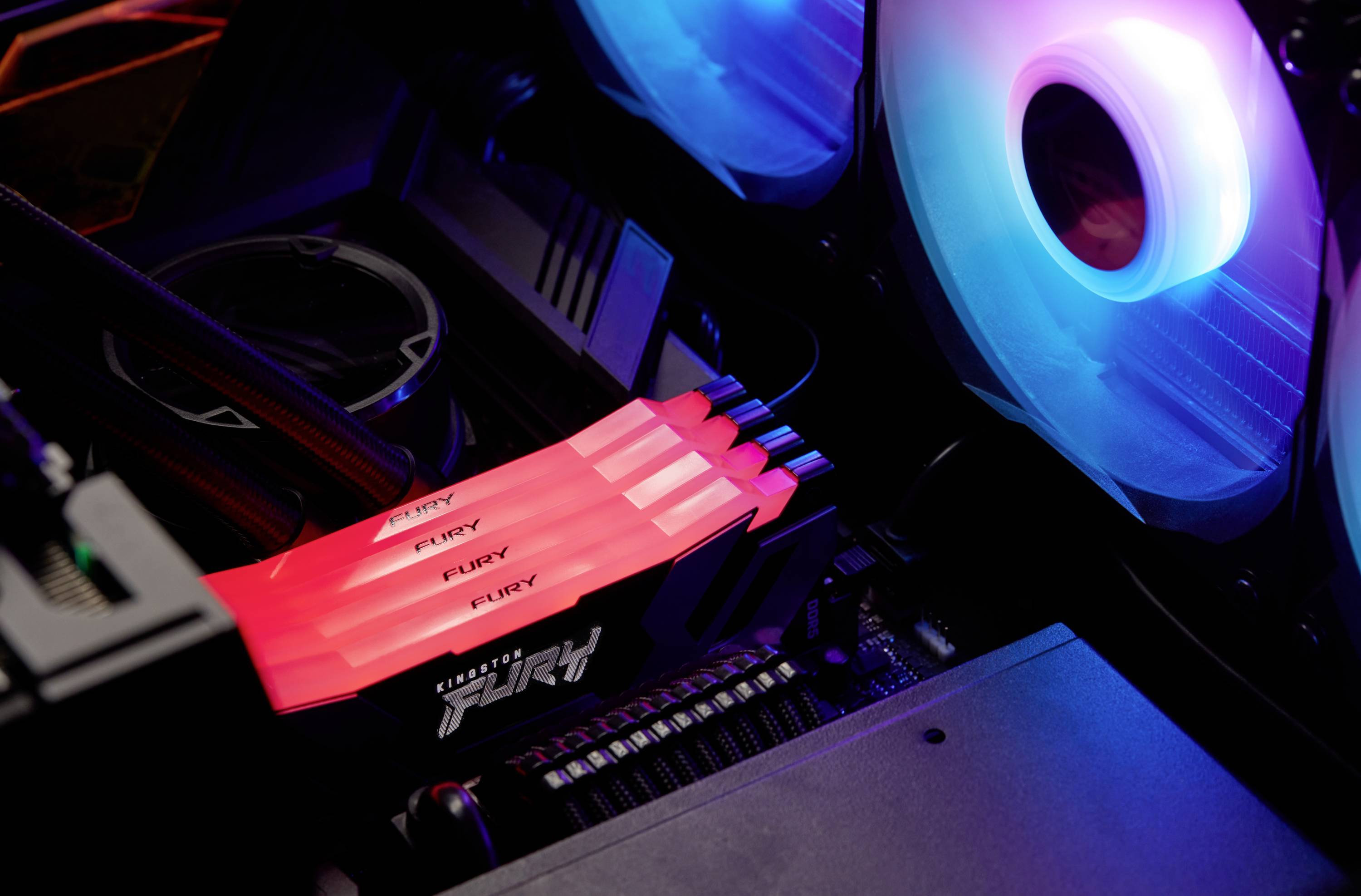 Oplichtende LED-ventilators en RAM met het opschrift 'Fury' in een open computerbehuizing, benadrukken de gaming-esthetiek.