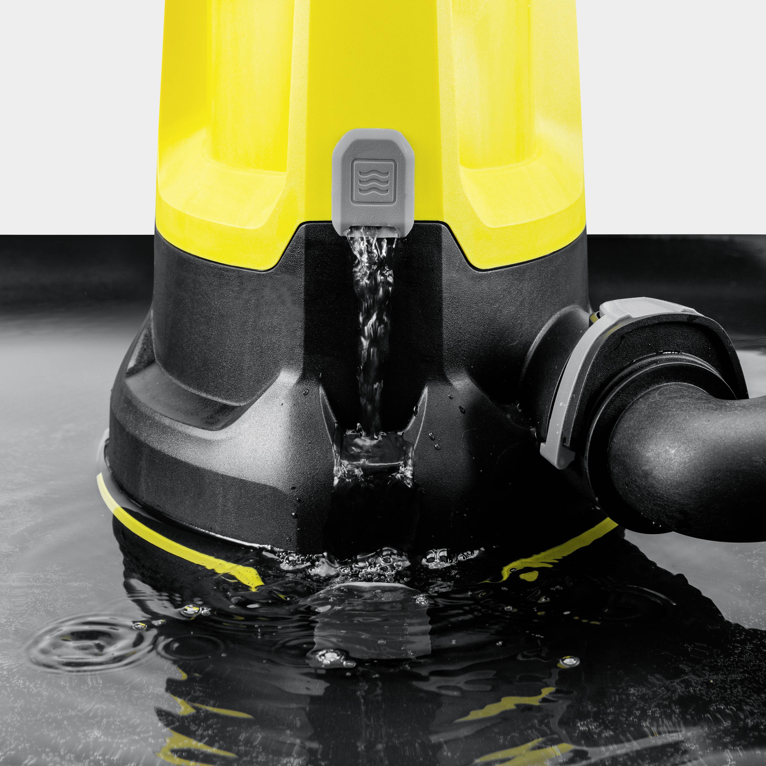 Een gele waterpomp pompt water efficiënt van een oppervlak af.