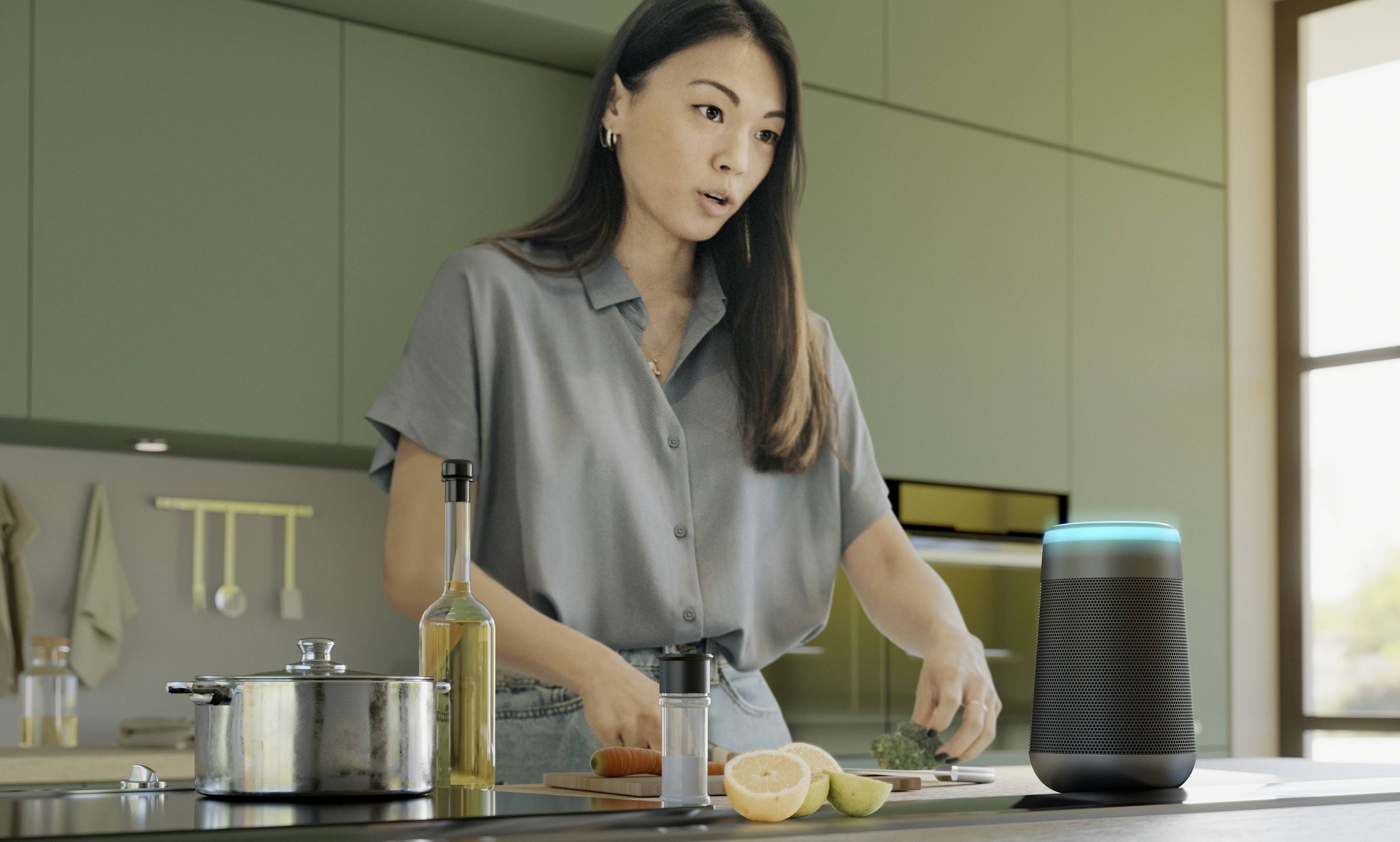 Vrouw in moderne keuken gebruikt spraakgestuurde assistent tijdens het koken; groenten hakken en interageren met slimme speaker.