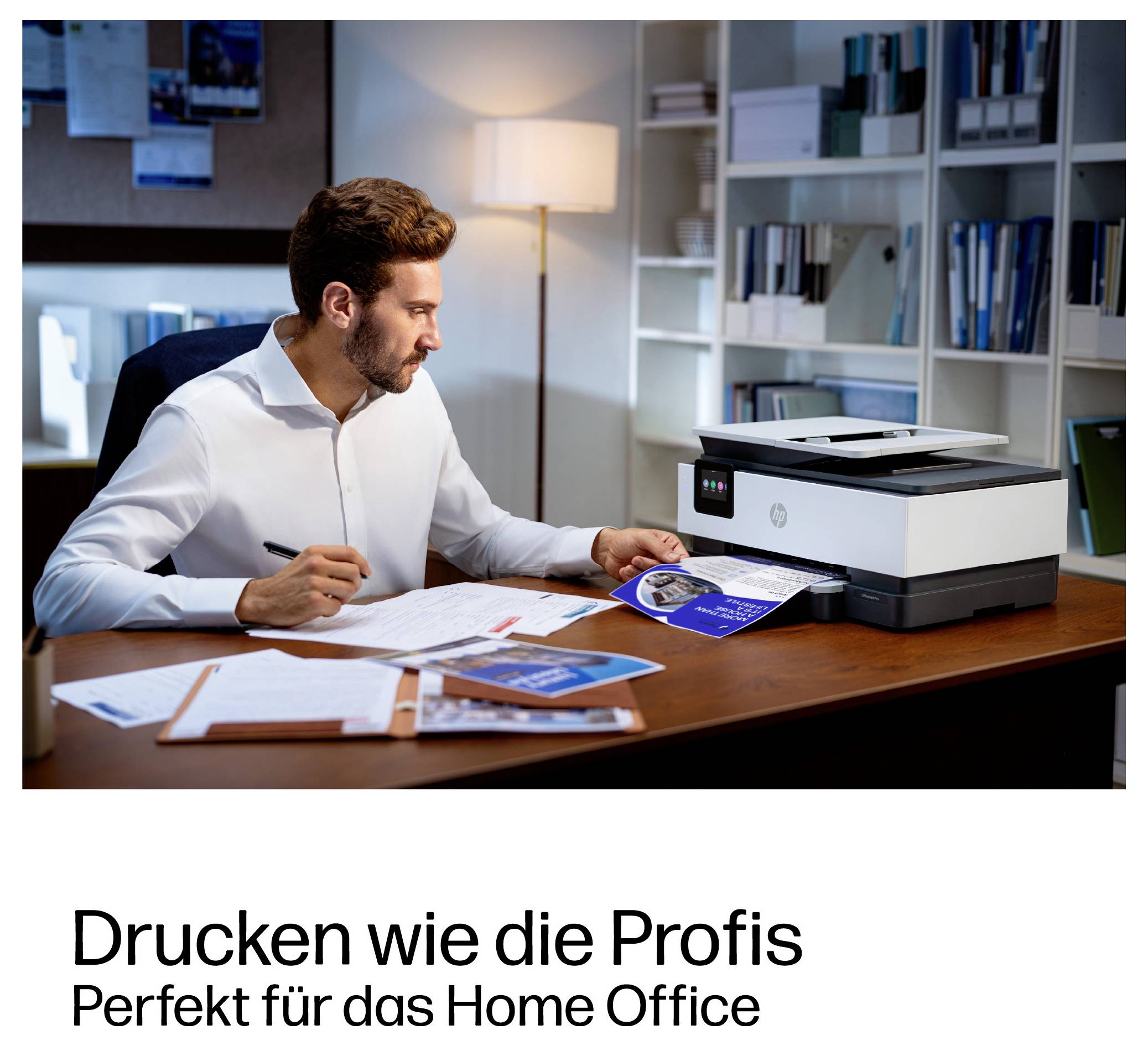 Man in een thuiskantoor bekijkt gedrukte documenten naast een printer; Duitse tekst luidt 'Drucken wie die Profis' en 'Perfekt für das Home Office'.