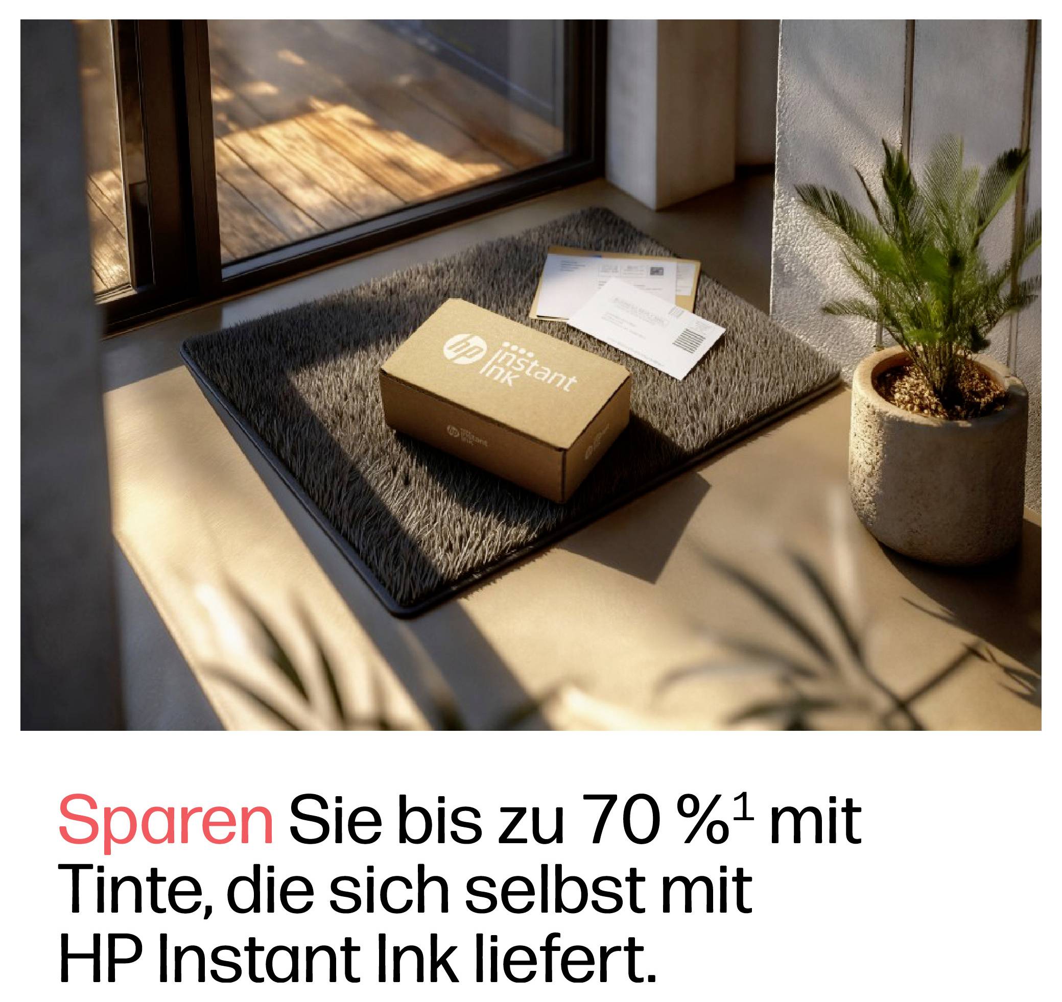 HP Instant Ink doos op een deurmat bij een raam, naast post en een potplant, met Duitse tekst: 'Bespaar tot wel 70% op inkt die zichzelf levert met HP Instant Ink.'