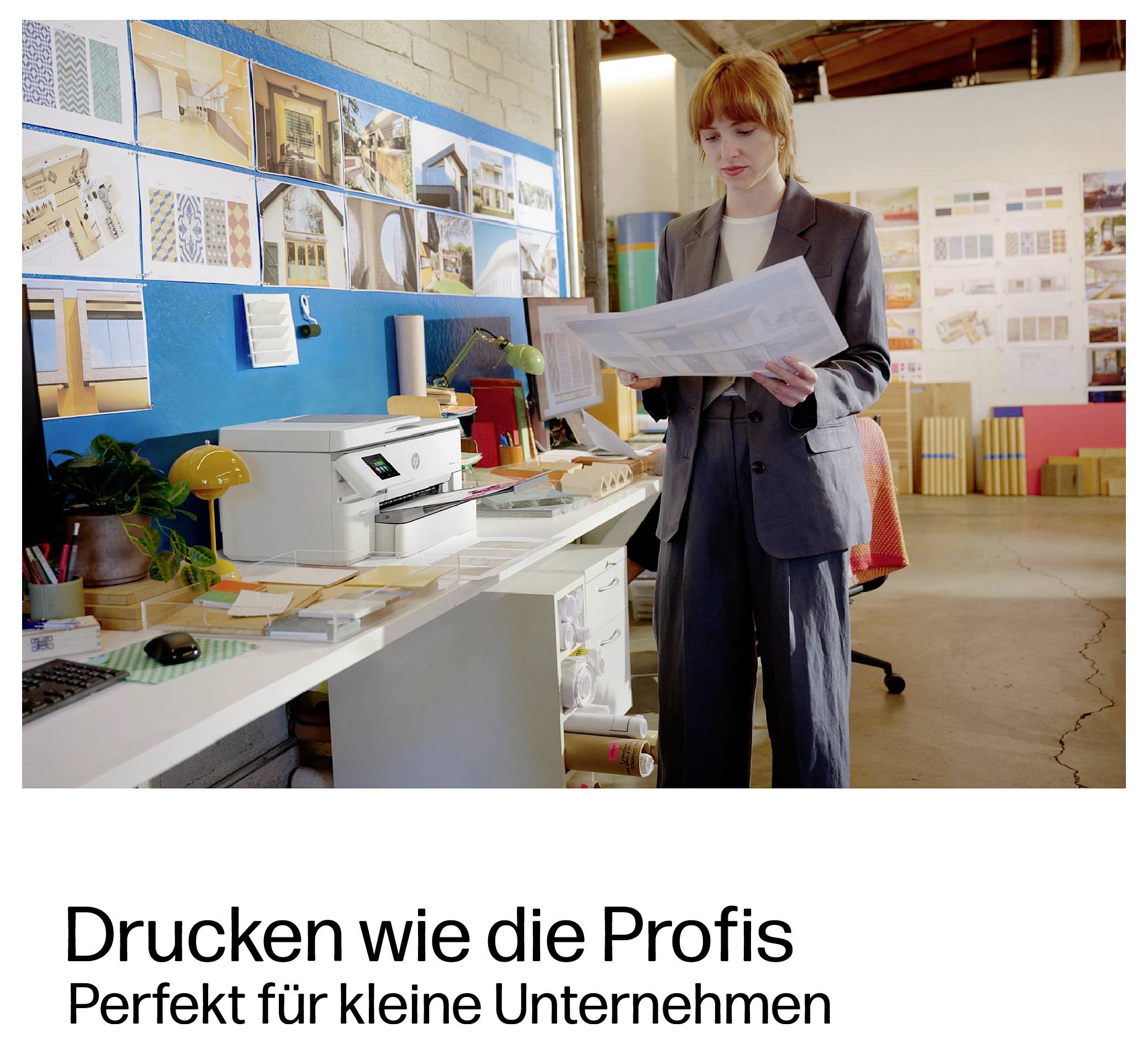 Vrouw in een kantoor bekijkt een grote uitdraai naast een printer; het bijschrift luidt 'Afdrukken als de professionals' en 'Perfect voor kleine bedrijven'.