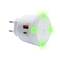 Een wit USB-oplader met twee USB-poorten en groene LED-lampjes aan de zijkanten.