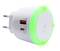 Een witte stekkeradapter met USB-poorten en een oplichtende groene rand wordt getoond.