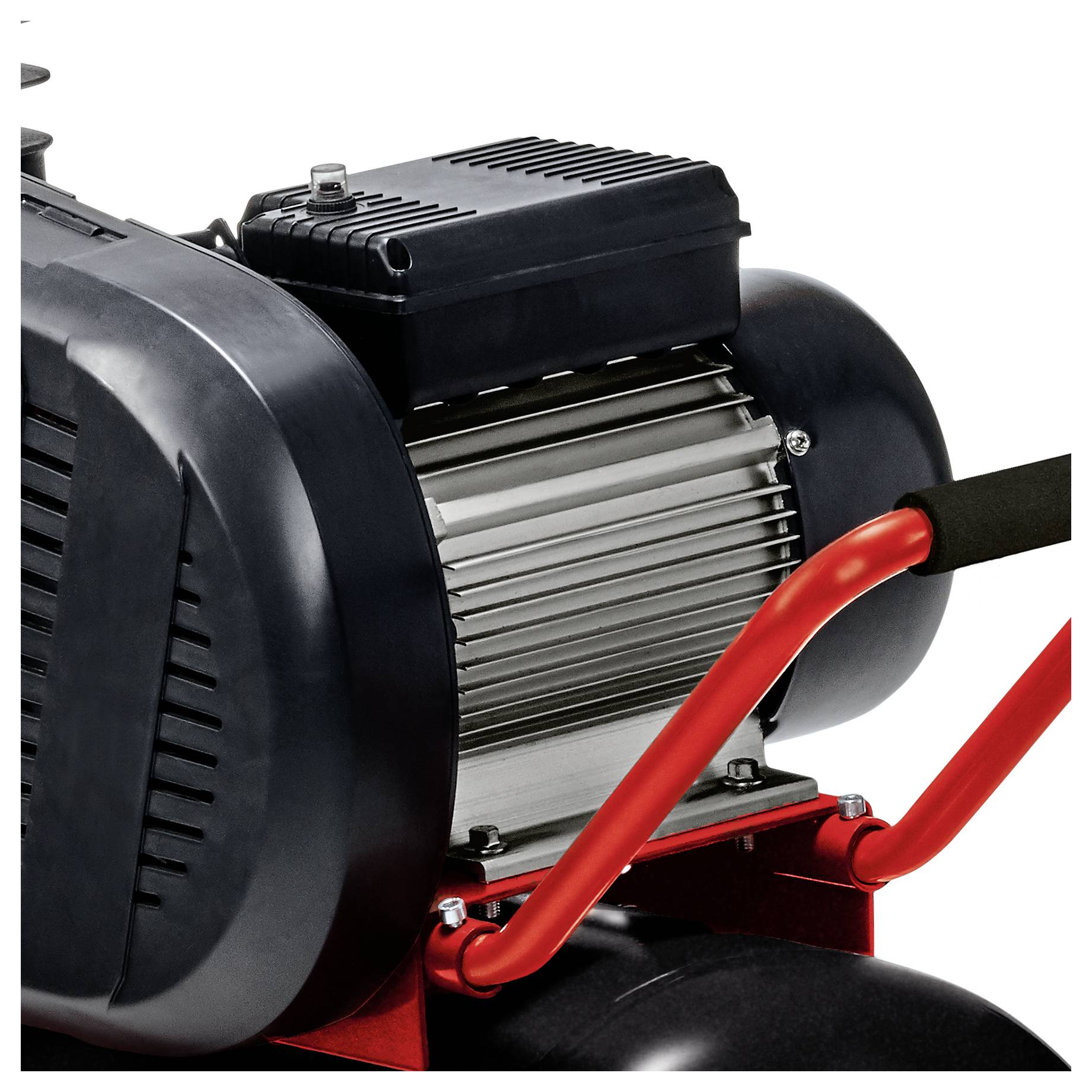 Close-up van een elektromotor of luchtcompressor met zwarte behuizing en rood handvat op een witte achtergrond.