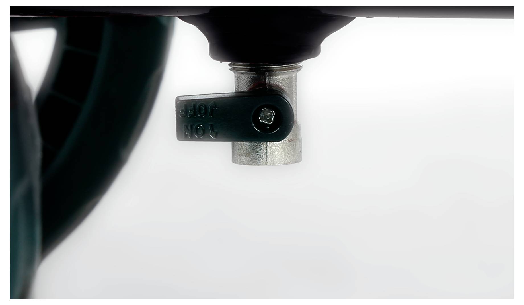 Close-up van een zwart en zilveren sproeikop tegen een effen witte achtergrond, met zichtbare sproeinozzle en montagemateriaal.