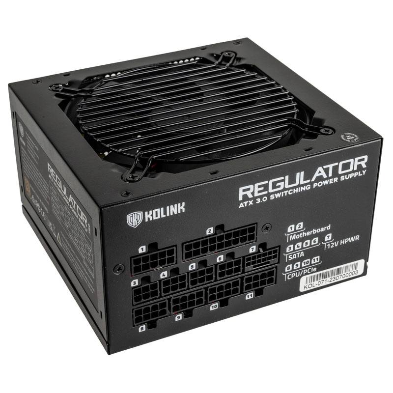 Voeding met ventilator en meerdere kabelaansluitingen, waaronder 'Moederbord', 'CPU/PCIe' en 'SATA', merk 'KOLINK', model 'REGULATOR ATX 3.0 Switching Power Supply'.