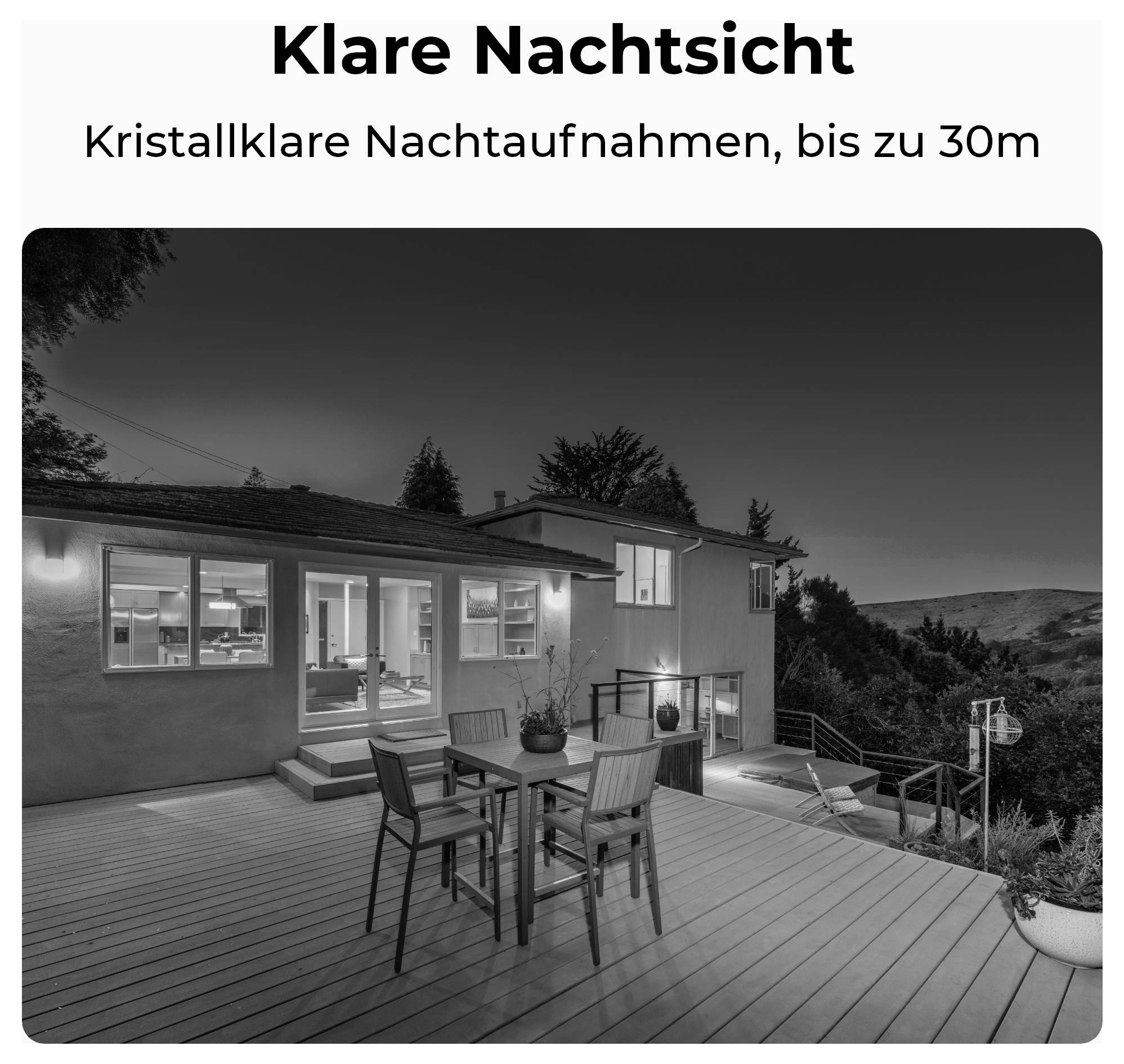 Een patio met stoelen en een tafel kijkt uit over een modern huis 's nachts. Tekst luidt 'Heldere Nachtzicht. Kristalheldere nachtopnamen, tot 30m'.