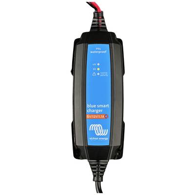 Oplader van Victron Energy, model 'Blue Smart Charger', geschikt voor 6V en 12V batterijen, met IP65 waterbestendigheid.