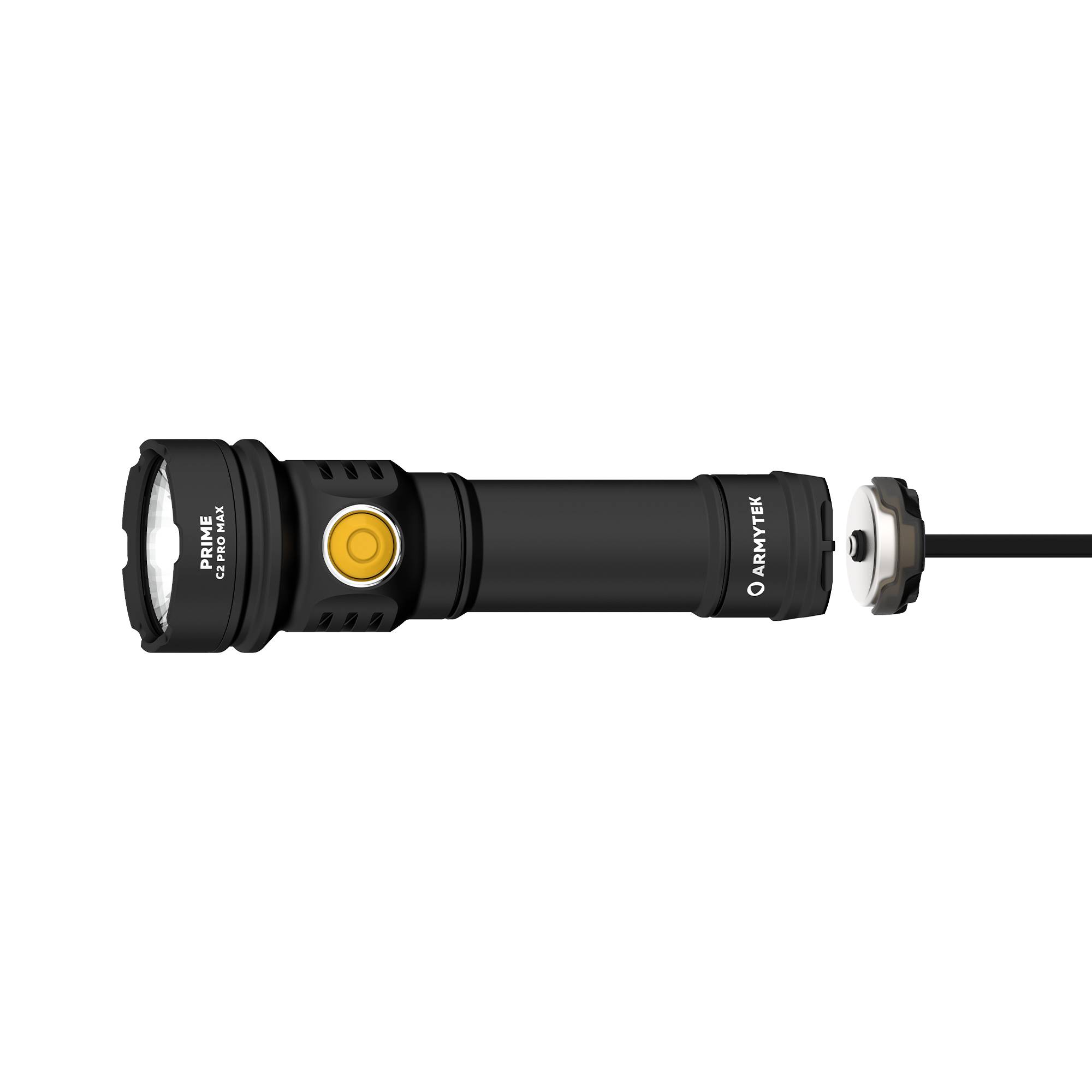 Zaklamp in zwarte kleur met een gele knop. Hij ligt horizontaal, met de lamp naar links gericht. Merk 'Armytek'.