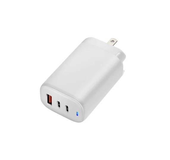 Een wit USB-oplader met drie aansluitingen, waaronder een USB-A en twee USB-C, naast een blauwe LED-indicator.