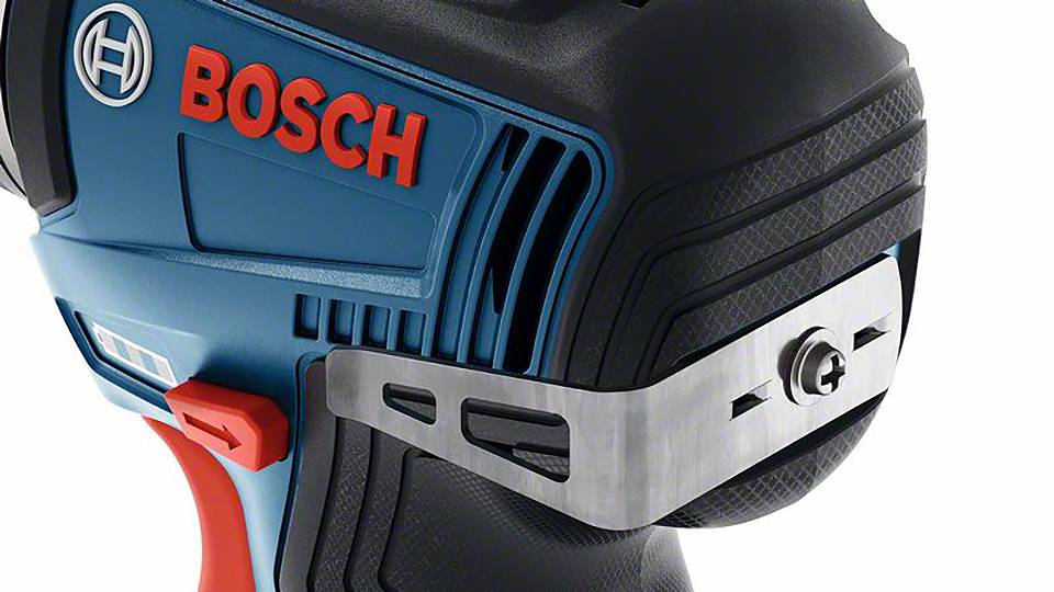 Close-up van een blauw elektrisch gereedschap met een Bosch-logo. Een rode knop en een metalen onderdeel zijn zichtbaar aan de zijkant.