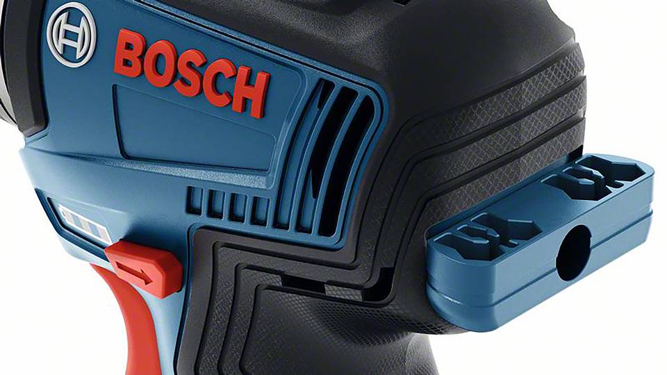 Een close-up van een Bosch-elektrisch gereedschap in blauw en rood toont details van het batterijvakgedeelte.