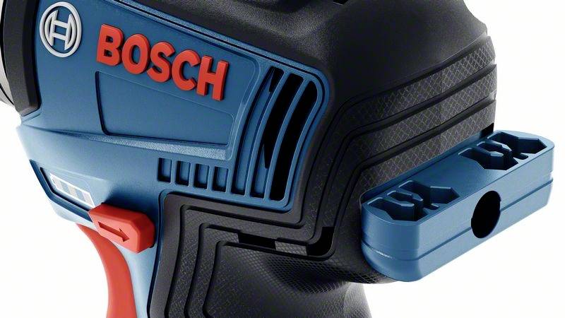 Een blauw-zwarte accuschroefmachine met het merklogo 'Bosch' in het rood aan de zijkant. Toont de voorste helft met de boorkop.