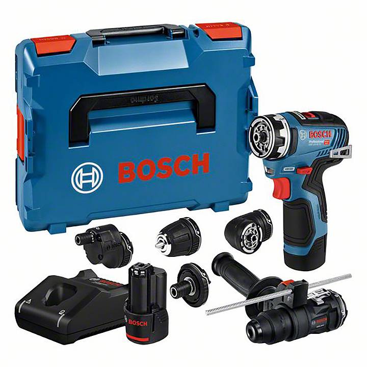 Set met blauwe elektrische boormachine, verschillende opzetstukken en oplader, naast een Bosch gereedschapskist.
