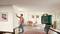 Een man gebruikt een Bosch-laser om een rechte lijn op de muur in een modern woonkamer te trekken.