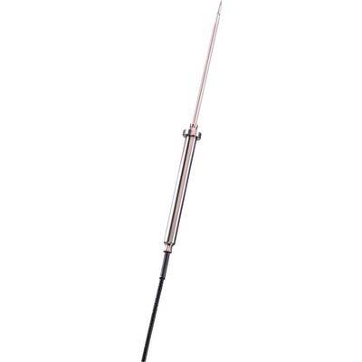 Een slanke metalen uitschuifbare probe of antenne weergegeven verticaal op een witte achtergrond, met een zwarte kabel bevestigd aan de onderkant.