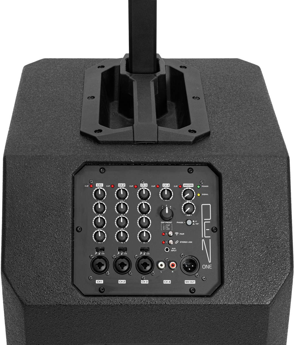 Luidsprekersysteem met meerdere audio-aansluitingen en bedieningselementen aan de voorzijde, geschikt voor professionele toepassingen.