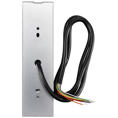 Metalen plaat met een kabel die verschillende gekleurde draden toont, vermoedelijk voor elektrische installaties of bekabeling.