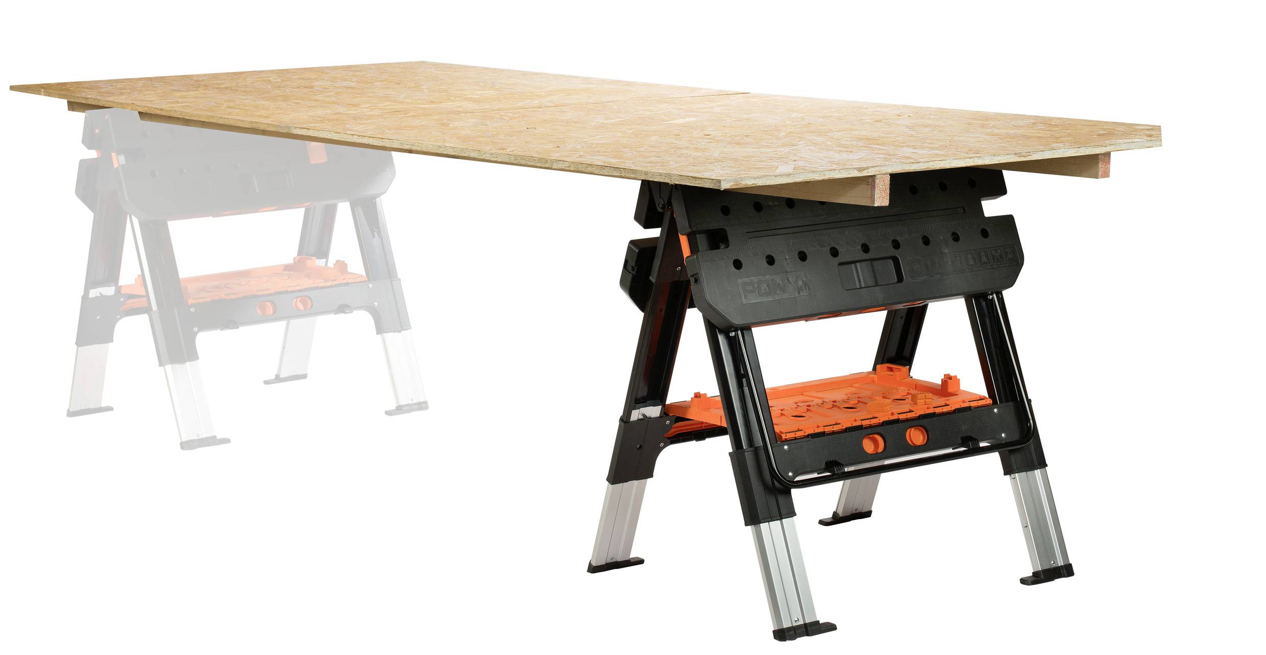 Werktafel met in hoogte verstelbare poten en een groot, stevig houten werkblad, ideaal voor ambachtelijke werkzaamheden.