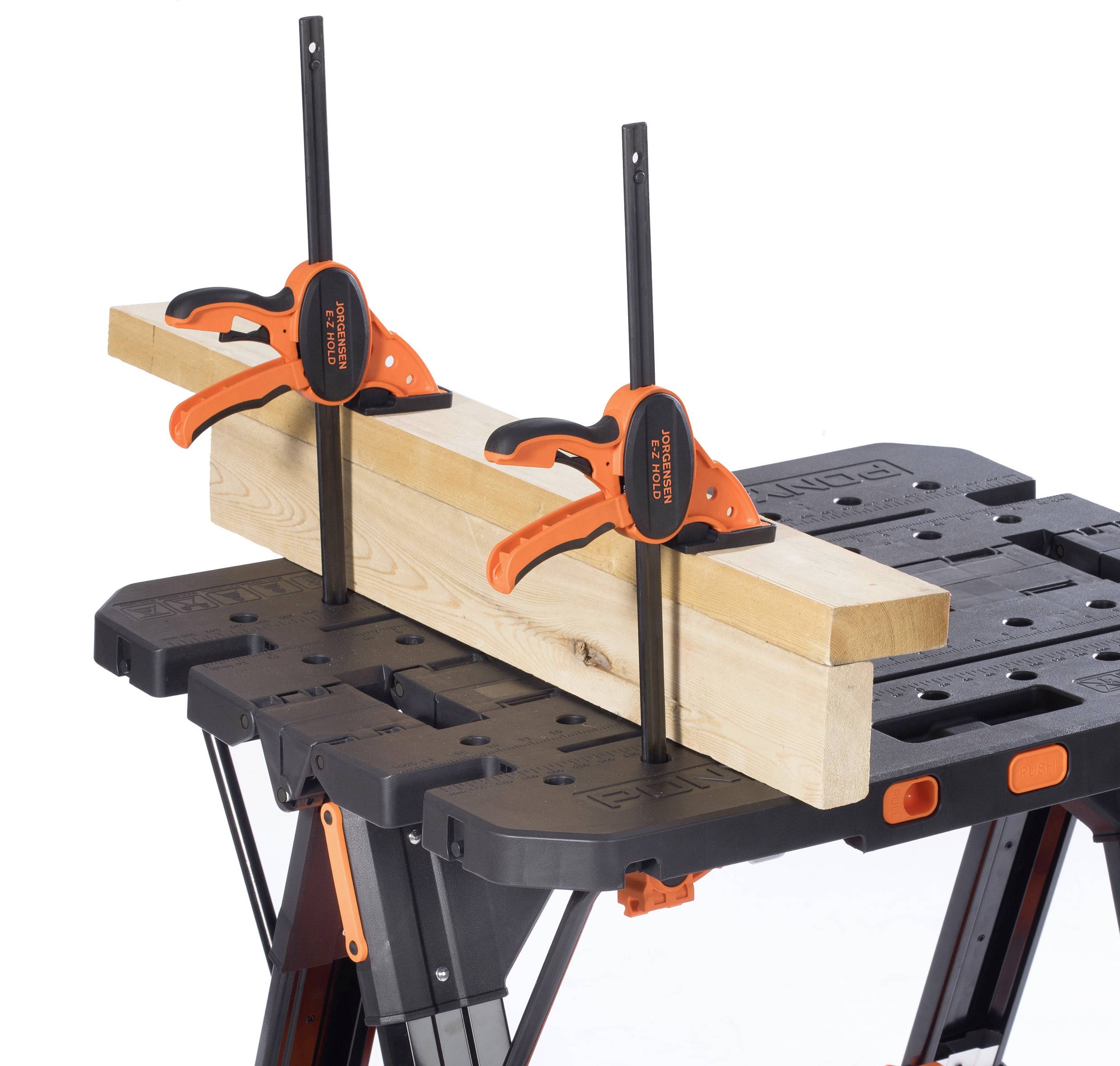 Twee houten planken zijn met klemmen vastgemaakt op een werktafel.