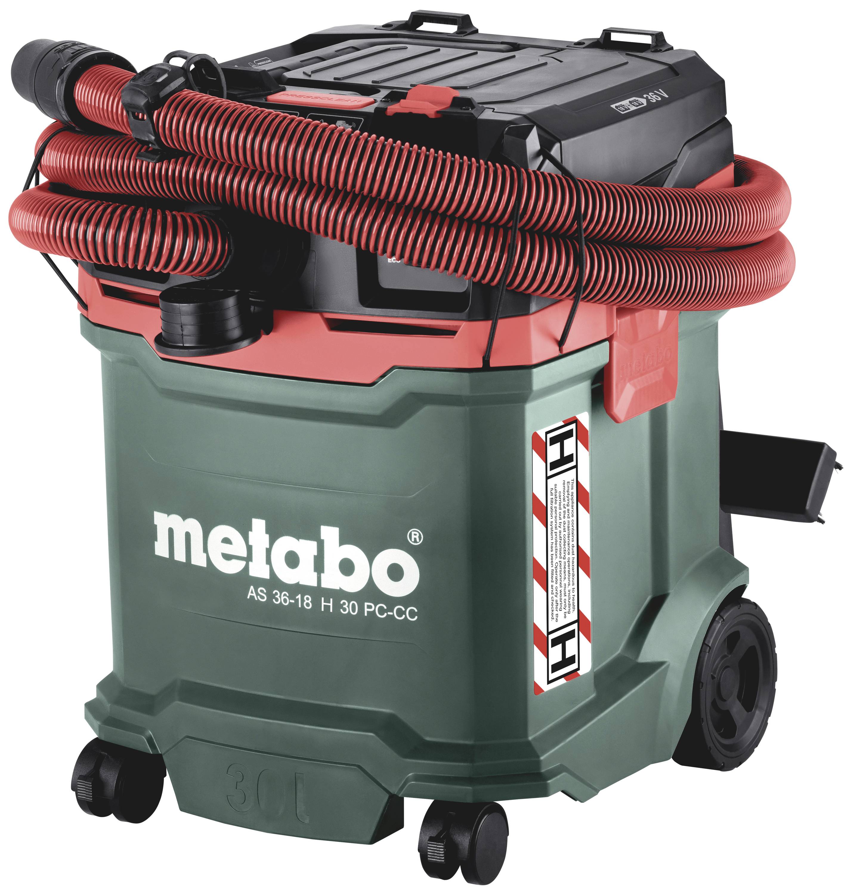 Een groene industriezuiger van het merk Metabo met een rood-zwarte slang, op wielen, bedoeld voor het reinigen van bouwplaatsen en werkplaatsen.