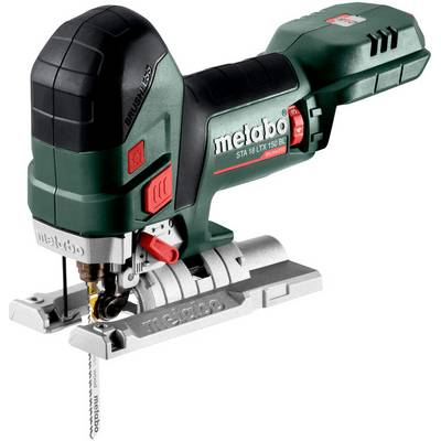 Draadloze Metabo figuurzaag in schuine zijkant, met het zaagblad en metalen basisplaat op witte achtergrond zichtbaar.