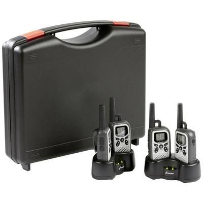 Zwarte koffer naast drie portofoons die op laadstations staan. De portofoons hebben antennes en displays.