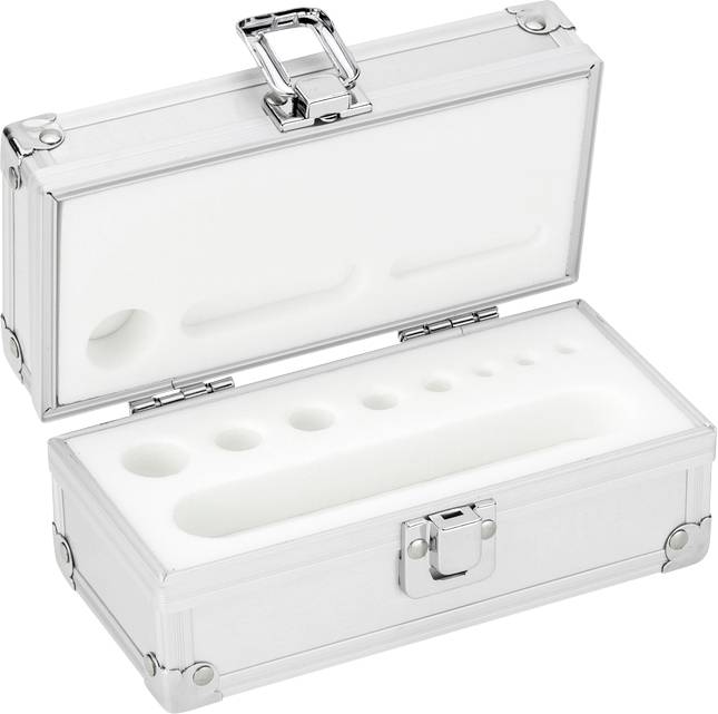 Aluminium koffer met open deksel en witte schuimstof binnenbekleding, met verschillende uitgediepte uitsparingen voor cilindrische objecten.