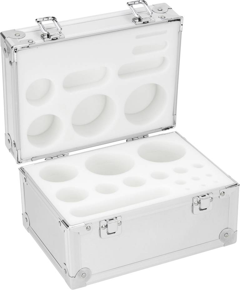 Een open, lege aluminium koffer met witte schuimvulling. Verschillende ovale en ronde uitsparingen voor het vervoer van kwetsbare voorwerpen.
