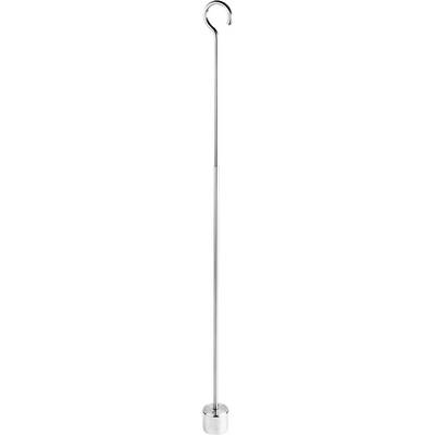 Een lange, elegante kledingstandaard van roestvrij staal met een gebogen haak bovenaan en een platte, ronde voet onderaan.