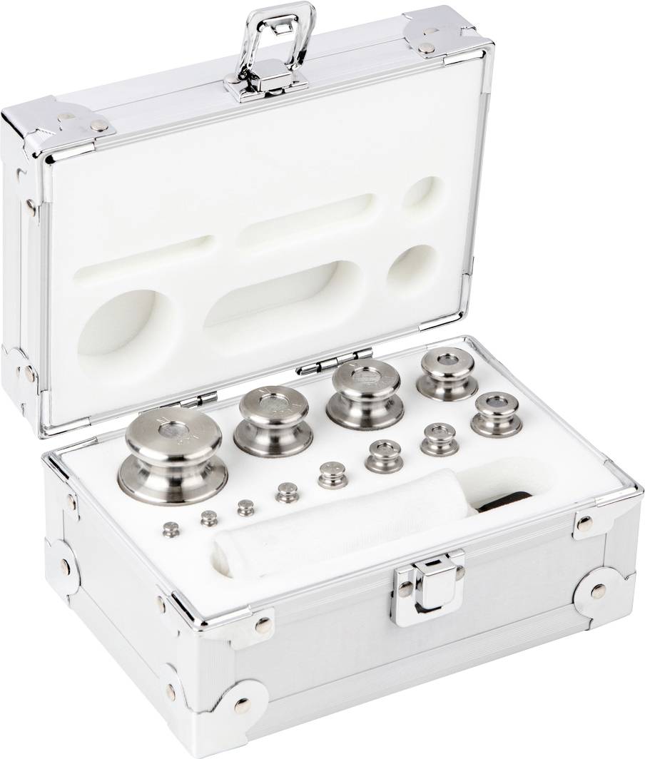 Zilveren metalen gewichtset in een geopende witte koffer op een witte achtergrond. Verschillende gewichtsklassen zijn zichtbaar.