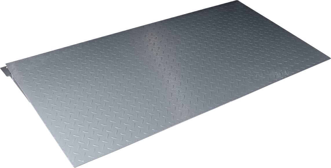 Zilveren metalen helling met slipvast diamantpatroon, plat op de grond liggend. Geschikt voor rolstoelgebruikers en als toegangshulp.