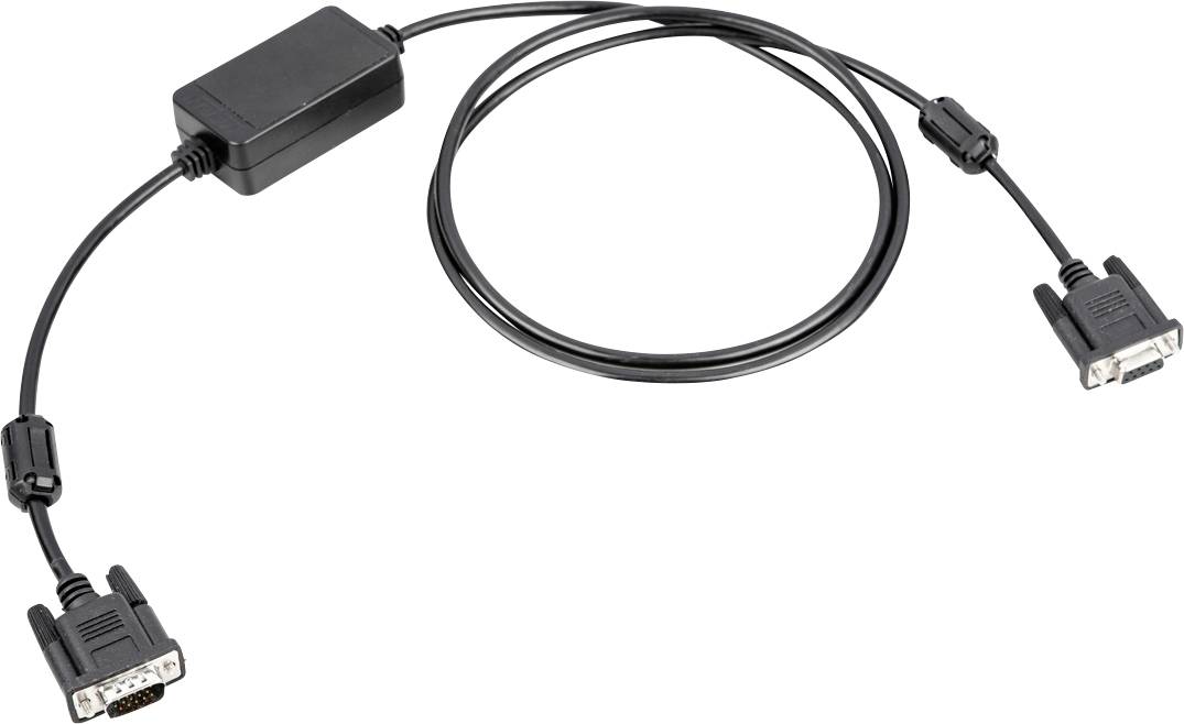Een zwarte VGA-kabel met adapter, die aan beide uiteinden VGA-connectoren heeft, ligt op een witte ondergrond.