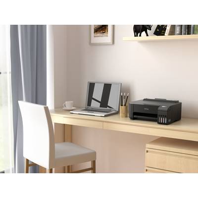 Een moderne, opgeruimde bureau met een laptop, mok, pennen en een printer; subtiele wanddecoratie op de achtergrond.