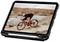 Een man rijdt snel op een mountainbike over een ruig, bergachtig landschap. Op het scherm van de tablet wordt de tijd 9:41 weergegeven.