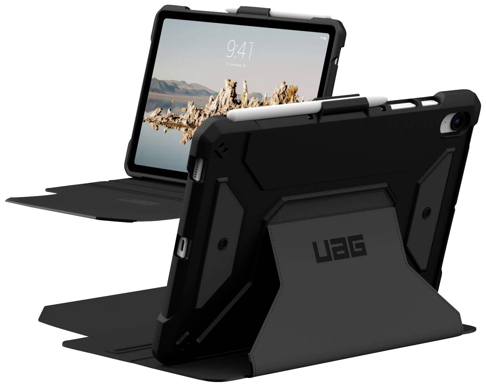 Zwarte tablet-beschermhoes op een tafel, met de tablet rechtop gezet. De hoes toont het "UAG"-logo en heeft een uitklapbare standaard.
