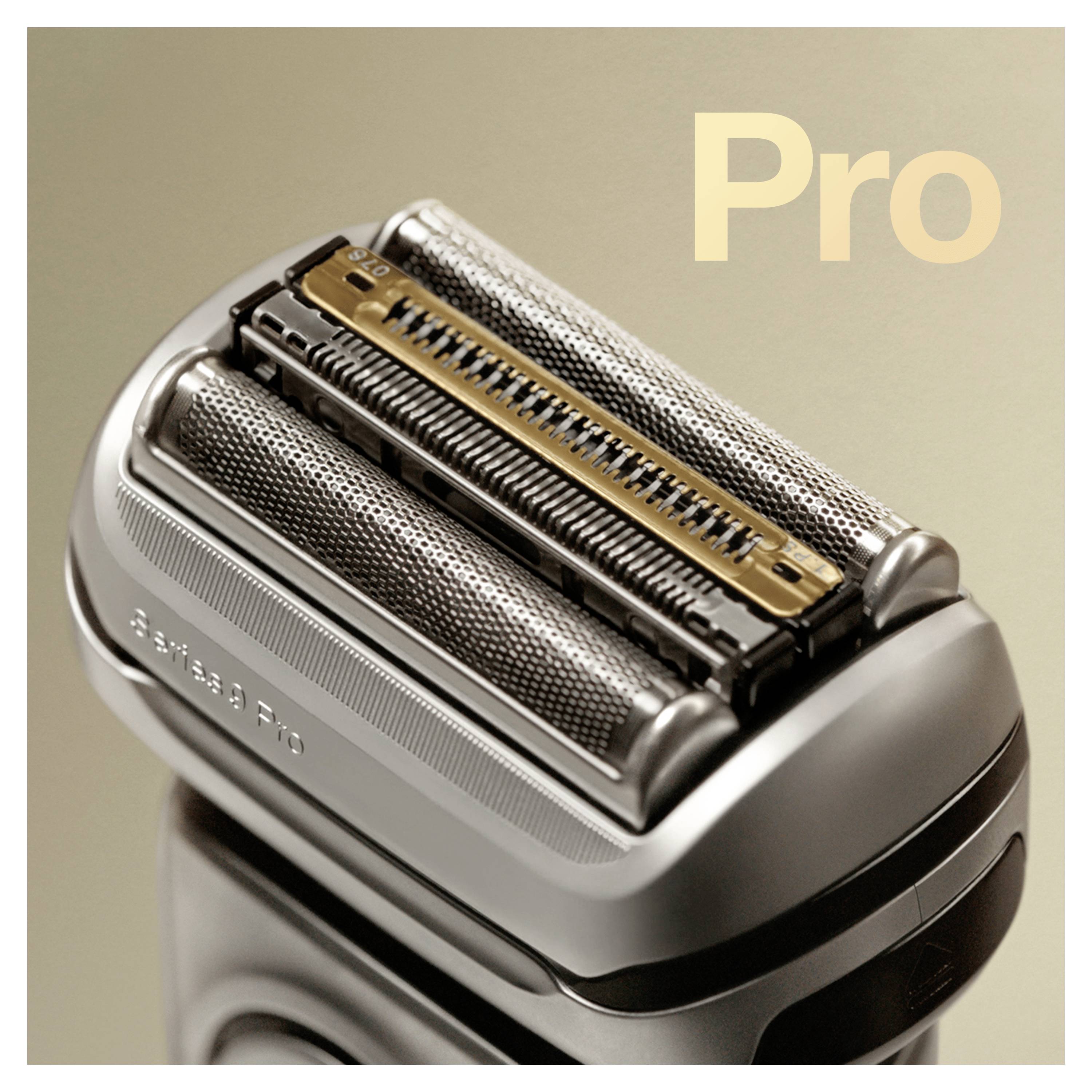 Elektrische scheerapparaat met dubbele scheerfolie en goudkleurige middelste trimmer in close-up. Merklogo 'Series 9 Pro'.