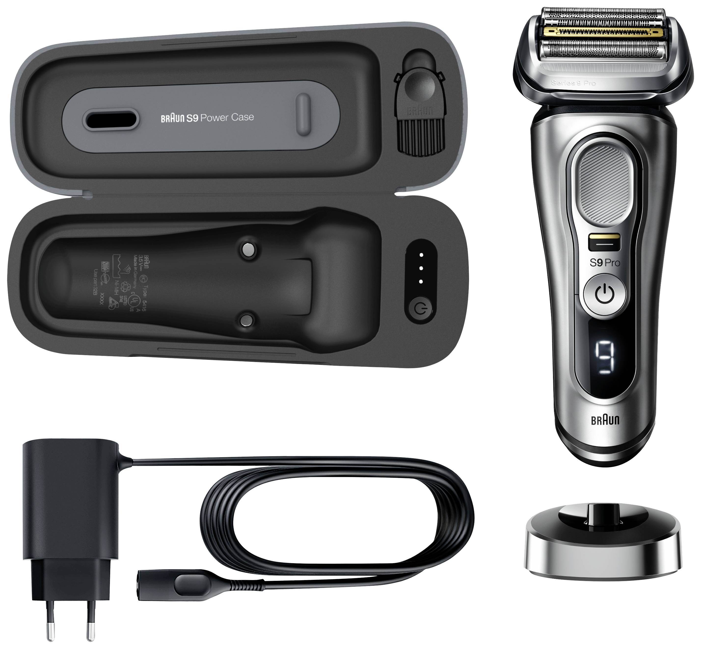 Scheerapparaat-set bestaande uit een scheerapparaat, oplaadcase, oplaadkabel en laadstation. De scheerapparaat heeft een display en een ergonomisch ontwerp.