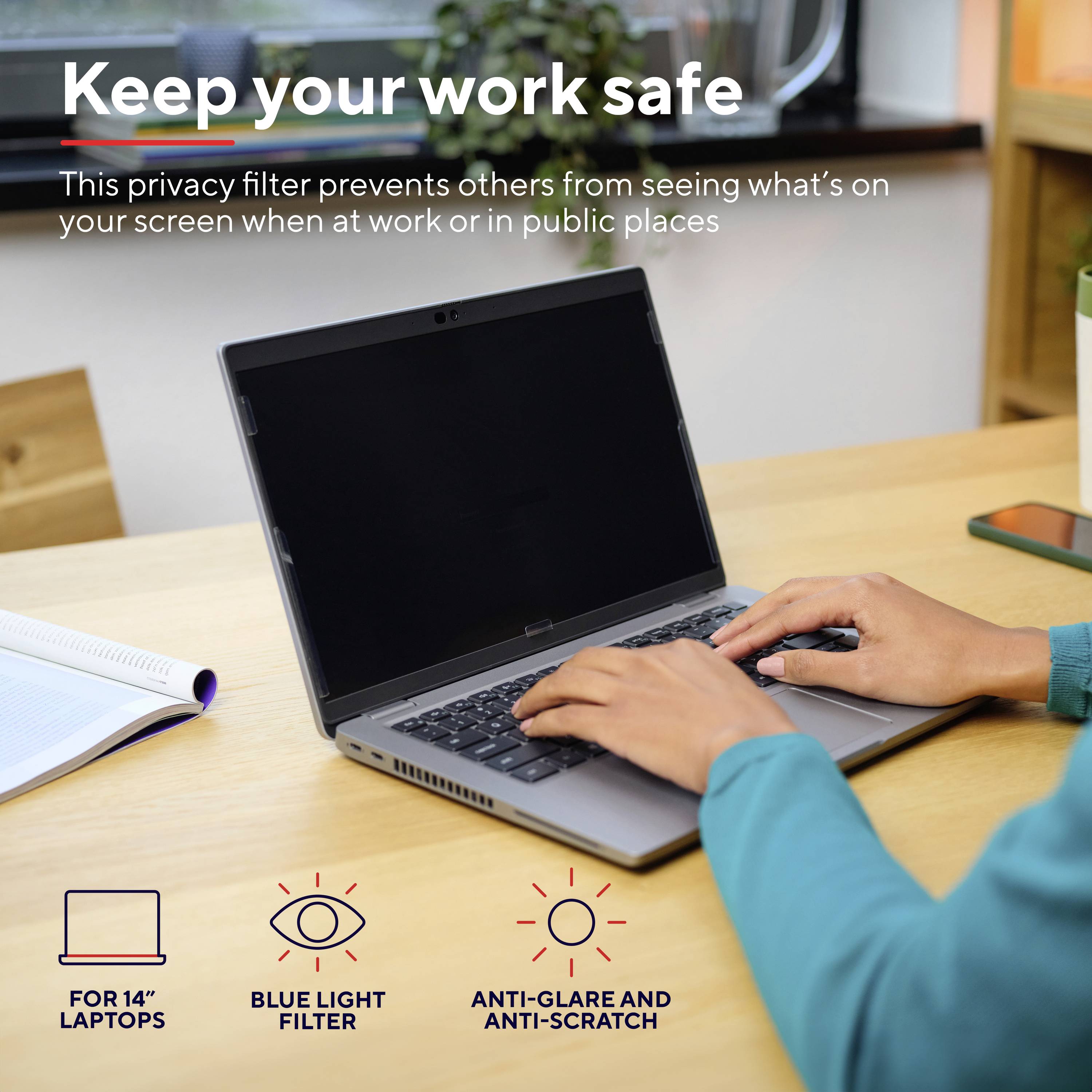 Een laptop met privacyscherm wordt op een tafel gebruikt. Het scherm beschermt tegen nieuwsgierige blikken van opzij.