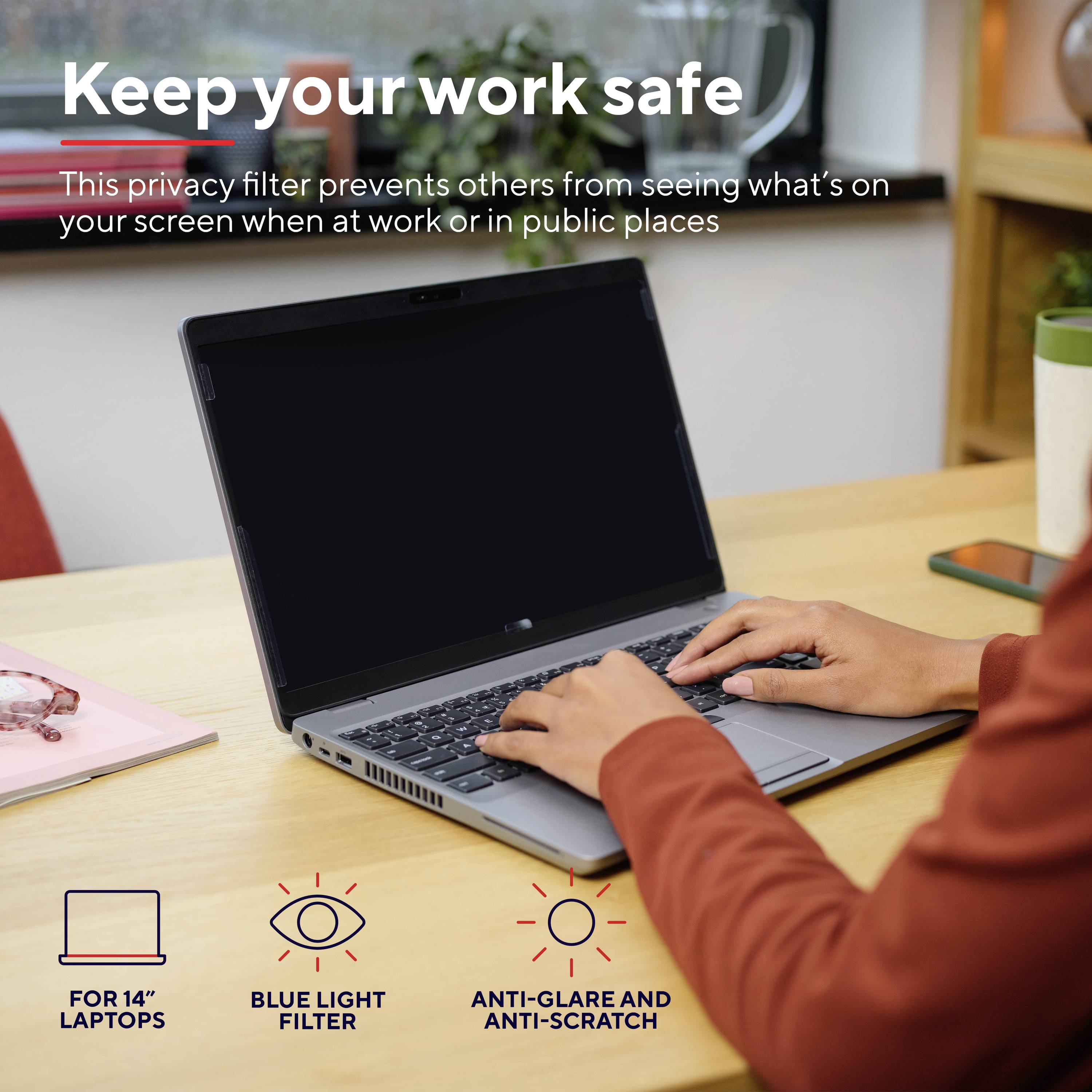 De persoon in een rode trui bedient een laptop met een privacyscherm. Tekst: 'Bescherm je werk', blauw lichtfilter, niet-reflecterend, krasbestendig.